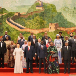 Foto dos líderes africanos que participam na cimeira China-Afrca 2024 juntamente com o panfitrião o presidente chinês Xi Jinping e a esposa Peng Liyuan, 4 setembro 2024