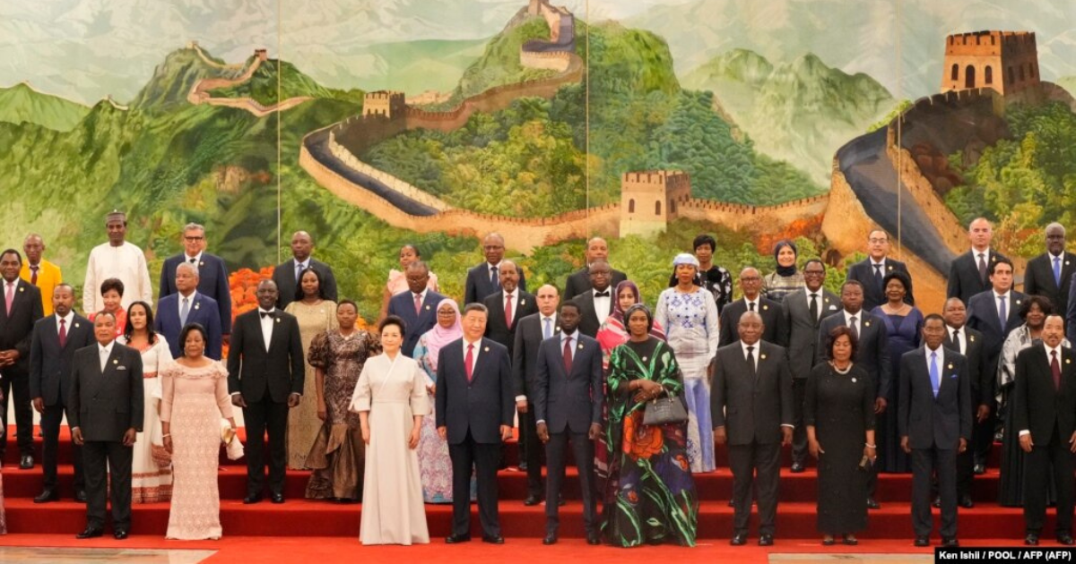 Foto dos líderes africanos que participam na cimeira China-Afrca 2024 juntamente com o panfitrião o presidente chinês Xi Jinping e a esposa Peng Liyuan, 4 setembro 2024